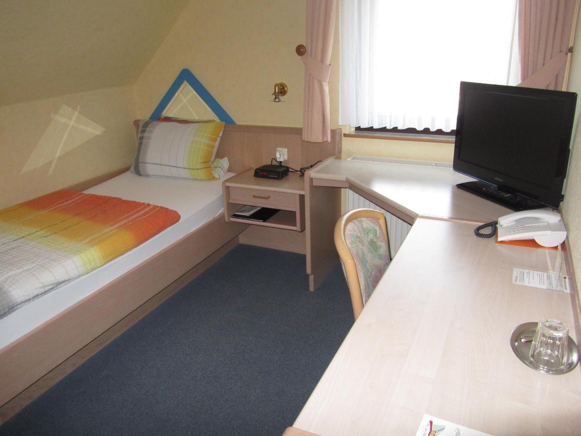 Hotel Zur Burg Nuerburg الغرفة الصورة