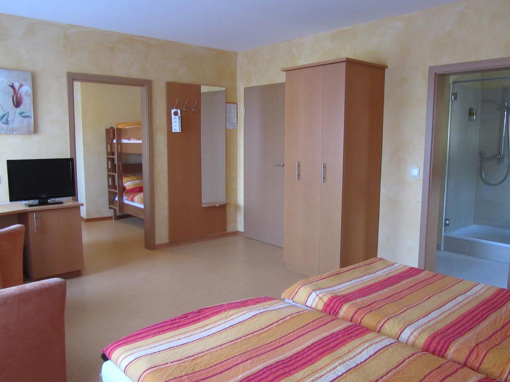 Hotel Zur Burg Nuerburg الغرفة الصورة